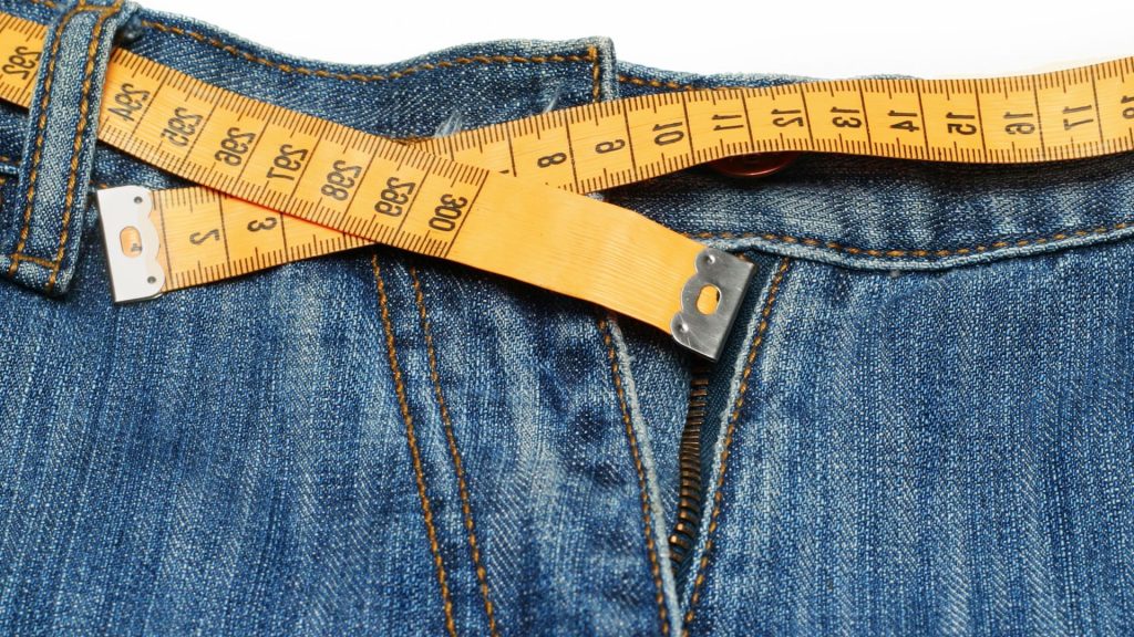 mesure de l'écart entre les bords du pantalon trop serré