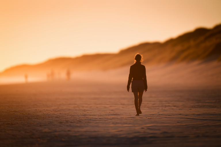 femme-silhouette-plage-coucher-soleil