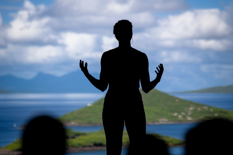 oratrice-silhouette-scene-martinique