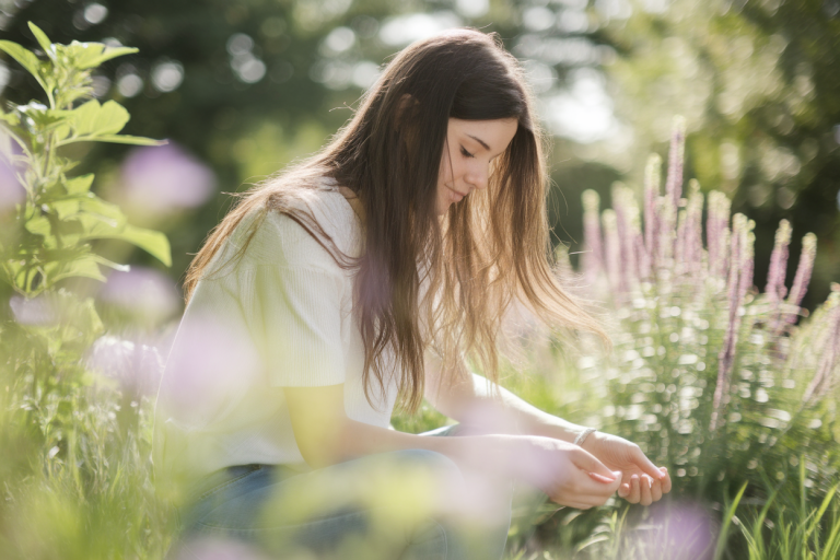 jeune-femme-cheveux-longs-jardin-ensoleillee