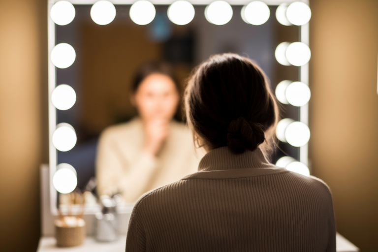 personne-dos-miroir-reflet-flou