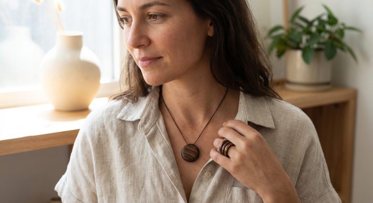 Bijoux en Bois : Pourquoi Cette Tendance Mode Séduit de Plus en Plus