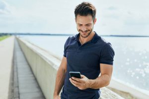 Le polo pour homme, la pièce vestimentaire chic qui s'adapte à toutes les morphologies