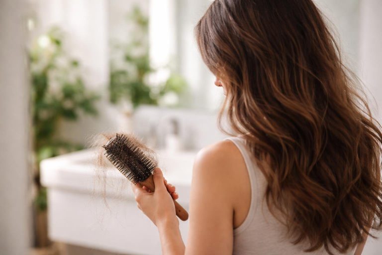 femme-cheveux-longs-brosse-salle-de-bain