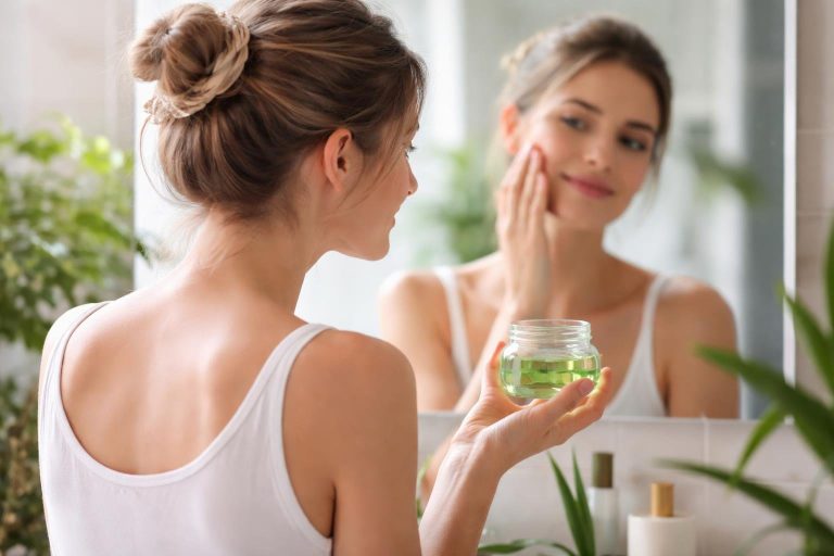 femme-gel-aloe-vera-miroir