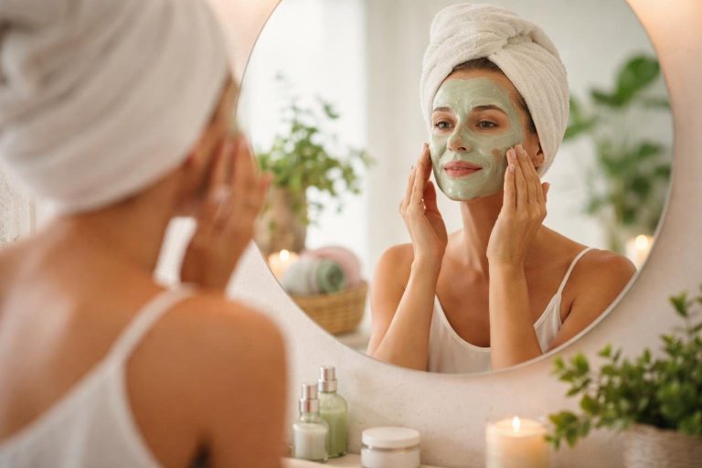 femme-masque-visage-salle-bain