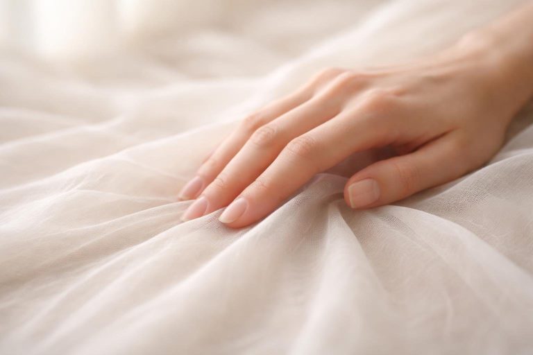 main-tissu-clair-delicat-doux