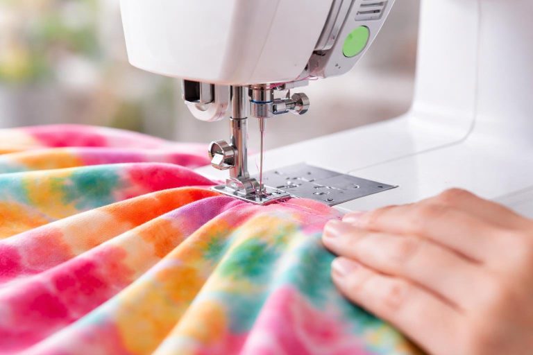 machine-coudre-moderne-tissu-colore