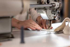 Du tissu léger au cuir épais : la machine à coudre qui s'adapte