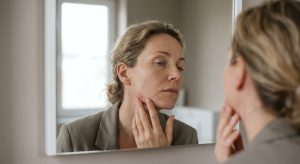Acné adulte et stress : pourquoi votre peau réagit à votre charge mentale